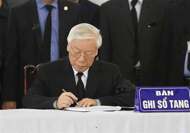 El secretario general del Partido Comunista de Vietnam, Nguyen Phu Trong, expresa en el libro de condolencias su pésame por el deceso del presidente Tran Dai Quang (Fuente: VNA)
