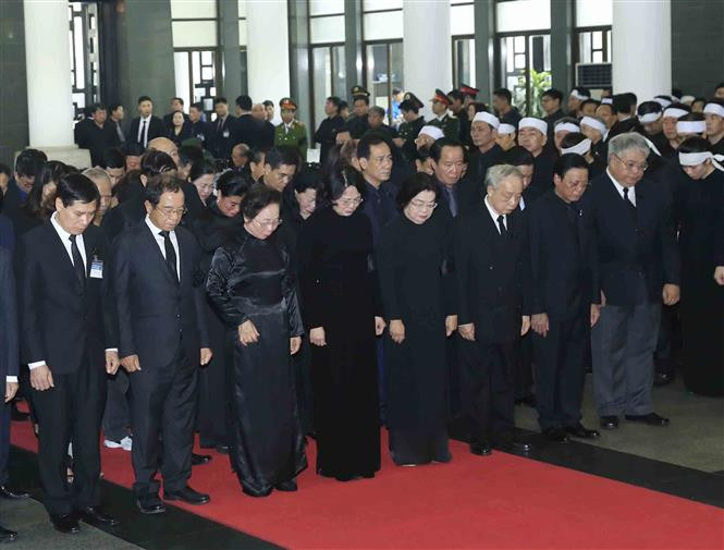 Una delegación, encabezada por la presidenta interina de Vietnam, Dang Thi Ngoc Thinh, rinde homenaje al presidente Tran Dai Quang (Fuente: VNA)