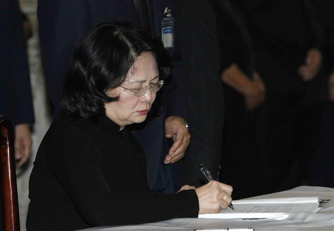 La presidenta interina de Vietnam, Dang Thi Ngoc Thinh, expresa en el libro de condolencias su pésame por el deceso del presidente Tran Dai Quang (Fuente: VNA)