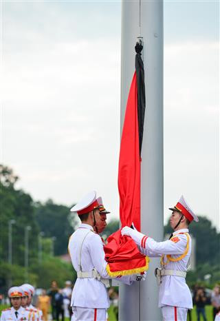 Ceremonia de izamiento de bandera a media asta en la plaza Ba Dinh (Fuente: VNA)