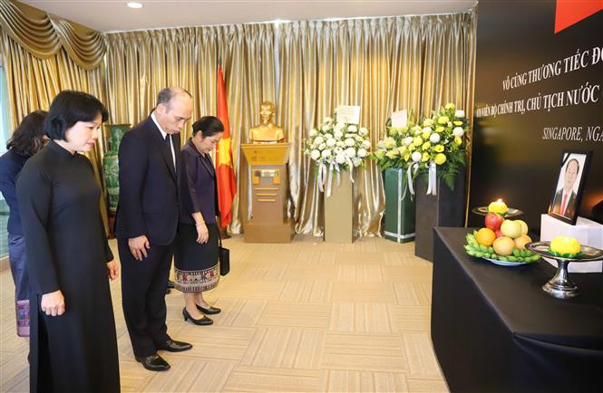 El embajador de Laos en Singapur, Khonepheng Thammavong, rinde homenaje al presidente de Vietnam, Tran Dai Quang, en la Embajada de Hanoi en este país isleño (Fuente: VNA)