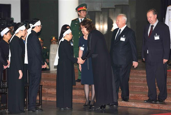 La vicepresidenta de la Duma Estatal (Cámara baja) de la Federación Rusa, Olga Nikolaevna Yepifanova, al frente de una delegación de Moscú, rinde homenaje al presidente Tran Dai Quang (Fuente: VNA)