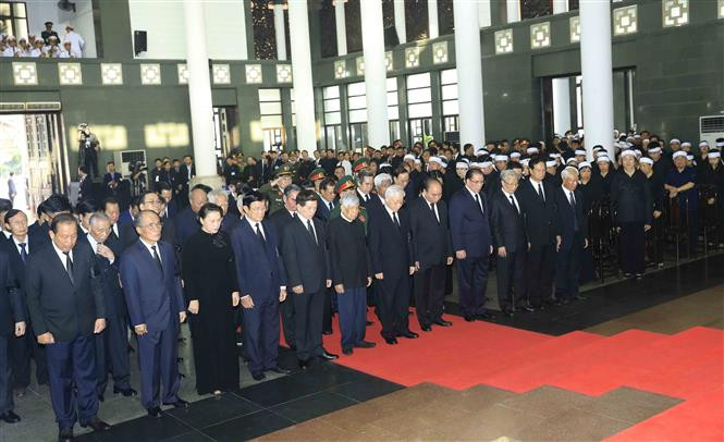 La delegación del Comité Central del Partido Comunista de Vietnam, encabezada por su secretario general, Nguyen Phu Trong, rinde homenaje al presidente Tran Dai Quang (Fuente: VNA)