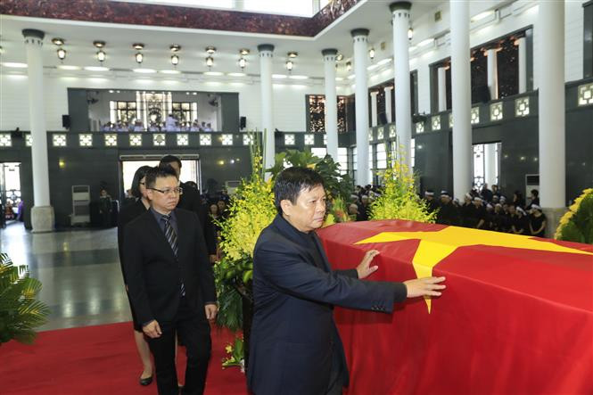 Una delegación de la Agencia Vietnamita de Noticias, encabezada por su director general, Nguyen Duc Loi, rinde tributo al presidente Tran Dai Quang (Fuente: VNA)