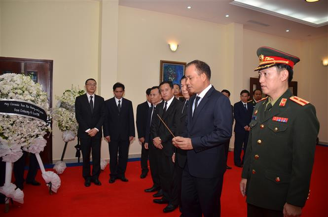 El embajador de Laos en Camboya rinde homenaje al presidente vietnamita Tran Dai Quang (Fuente: VNA)