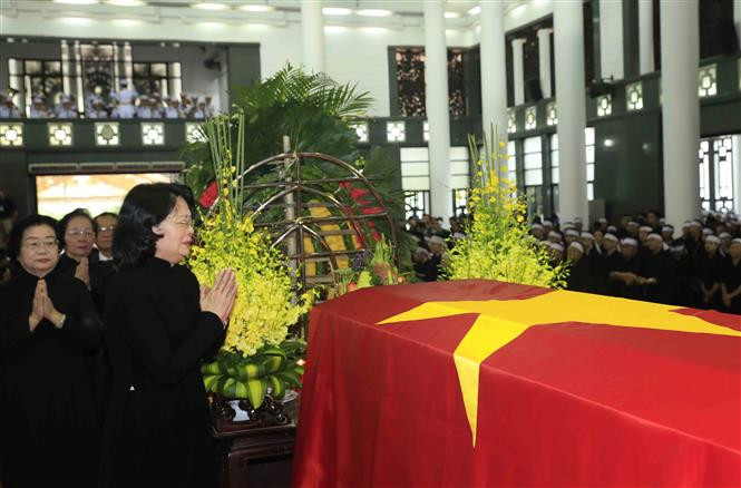 La presidenta interina de Vietnam, Dang Thi Ngoc Thinh, rinde homenaje al presidente Tran Dai Quang (Fuente: VNA)