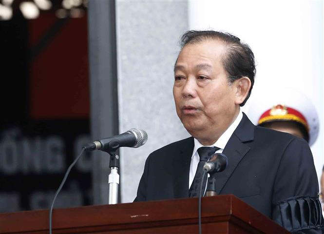 El miembro del Buró Político del Partido Comunista y viceprimer ministro permanente de Vietnam, Truong Hoa Binh, presenta la biografía del presidente Tran Dai Quang y la lista de la Comisión Organizadora del funeral (Fuente: VNA)