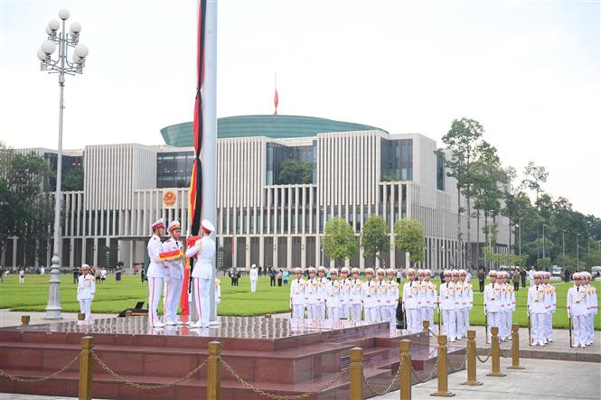 Ceremonia de izamiento de bandera a media asta en la plaza Ba Dinh (Fuente: VNA)
