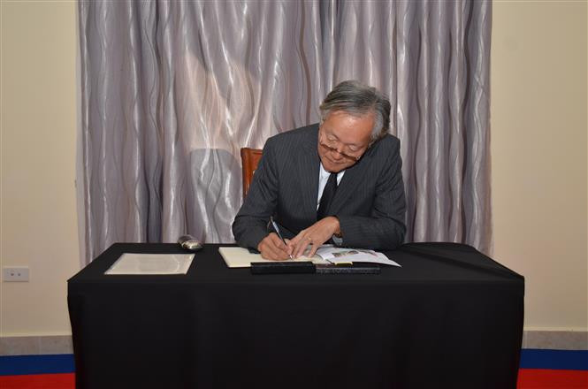 El embajador de Japón en Camboya escribe en el libro de condolencias dedicado al presidente vietnamita Tran Dai Quang (Fuente: VNA)