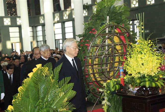 La delegación del Comité Central del Partido Comunista de Vietnam, encabezada por su secretario general, Nguyen Phu Trong, rinde homenaje al presidente Tran Dai Quang (Fuente: VNA)