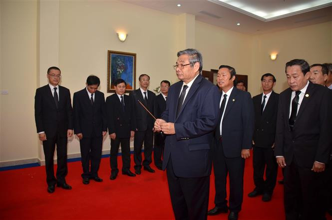El vicepremier de Camboya Yim Chahaily rinde homenaje al presidente vietnamita Tran Dai Quang (Fuente: VNA)