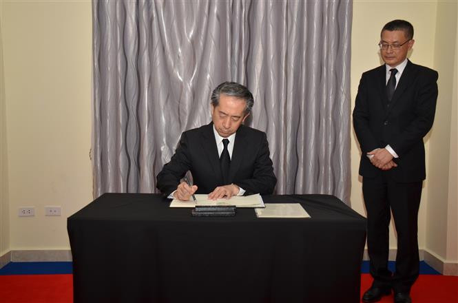 El embajador de China en Camboya rinde homenaje al presidente vietnamita Tran Dai Quang(Fuente: VNA)