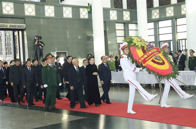 La delegación de la Asamblea Nacional de Vietnam, encabezada por su presidenta, Nguyen Thi Kim Ngan, rinde homenaje al presidente Tran Dai Quang (Fuente: VNA)