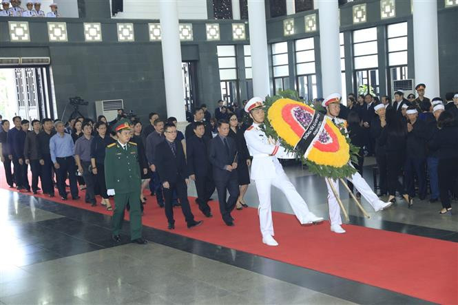 Una delegación de la Agencia Vietnamita de Noticias, encabezada por su director general, Nguyen Duc Loi, rinde tributo al presidente Tran Dai Quang (Fuente: VNA)