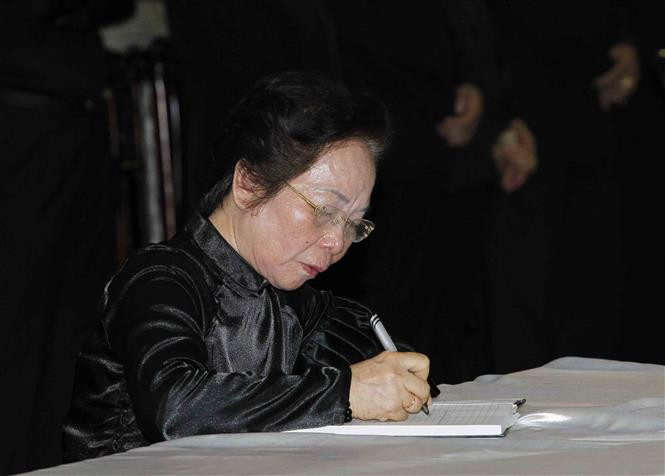 La exvicepresidenta vietnamita Nguyen Thi Doan expresa en el libro de condolencias su pésame por el deceso del presidente Tran Dai Quang (Fuente: VNA)