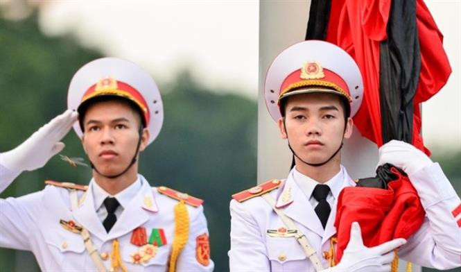 Ceremonia de izamiento de bandera a media asta en la plaza Ba Dinh (Fuente: VNA)