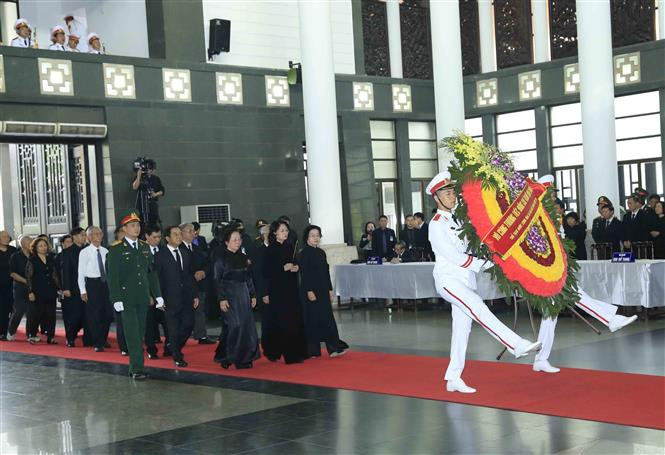 Una delegación, encabezada por la presidenta interina de Vietnam, Dang Thi Ngoc Thinh, rinde homenaje al presidente Tran Dai Quang (Fuente: VNA)