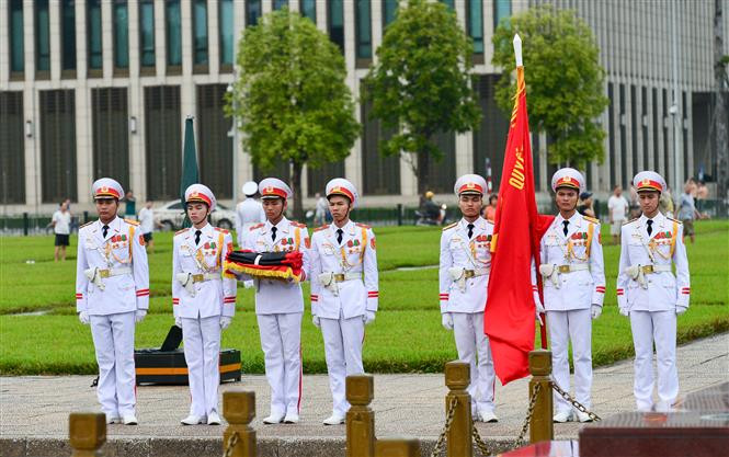 Ceremonia de izamiento de bandera a media asta en la plaza Ba Dinh (Fuente: VNA)