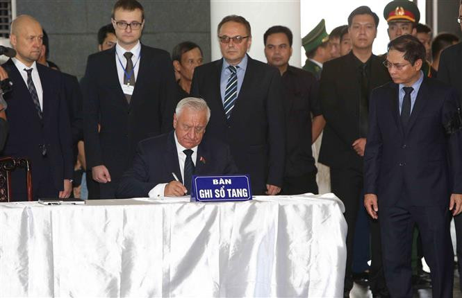 Una delegación de Bielorusia, encabezada por el presidente de su Consejo de la República de la Asamblea Nacional (Cámara Alta), Mikhail Myasnikovich, rinde tributo al presidente de Vietnam, Tran Dai Quang (Fuente: VNA) 