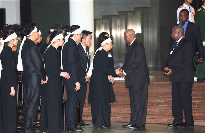 Una delegación de Mozambique, encabezada por su expresidente Armando Emilio Guebuza, rinde tributo al presidente de Vietnam, Tran Dai Quang (Fuente: VNA)