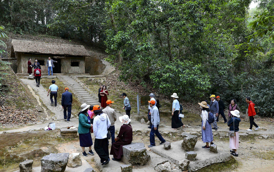 Turistas visitan la choza de trabajo del General Vo Nguyen Giap en las reliquias del cuartel general del Comando de Campaña de Dien Bien Phu. Foto: VNA