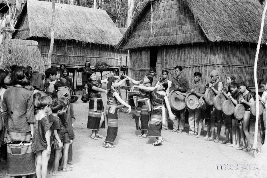 La gente de Tay Nguyen (Altiplanicie Occidental) baila y canta para celebrar la victoria. Foto: Thanh Tung – VNA