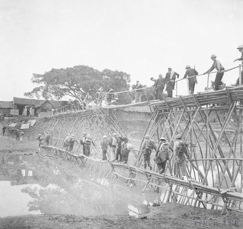 Los soldados cruzaron ríos para avanzar hacia el Noroeste (1952). Foto: VNA