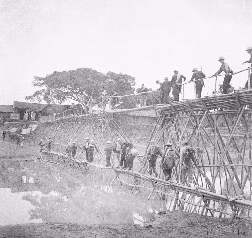Los soldados cruzaron ríos para avanzar hacia el Noroeste (1952). Foto: VNA