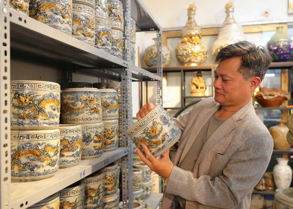 Los clientes optan por comprar cuencos de incienso de dragón y fénix cubiertos con esmalte dorado brillante. Foto: VNA