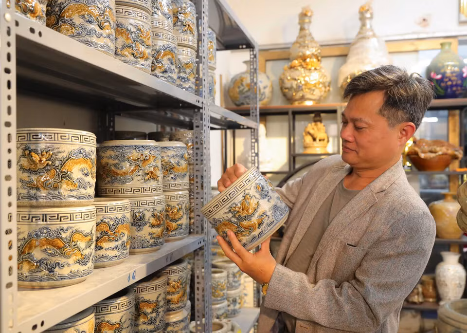 Los clientes optan por comprar cuencos de incienso de dragón y fénix cubiertos con esmalte dorado brillante. Foto: VNA