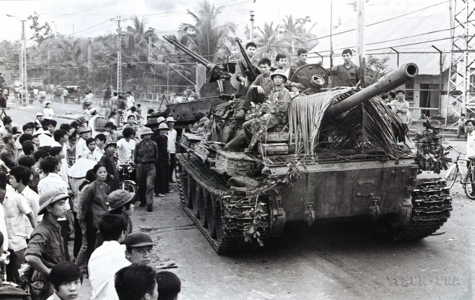 El 26 y 29 de marzo, respectivamente, Hue y Da Nang fueron liberados. El 3 de abril, todas las provincias costeras centrales resultaron liberadas. En la foto: Tanques del ejército de liberación entran en Nha Trang (Khanh Hoa), el 2 de abril de 1975. Foto: Archivos de la VNA