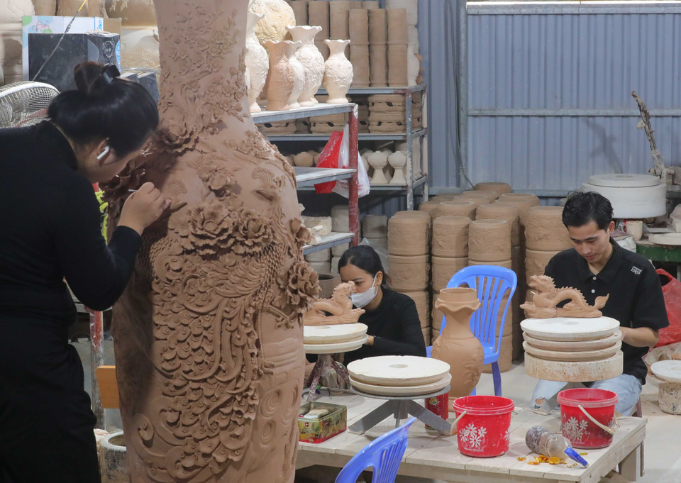 Cuanto más se acerca el Tet, más ocupadas están las fábricas en la aldea de cerámica de Bat Trang. Foto: VNA