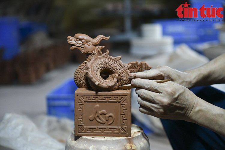 Los artesanos de la aldea de Bat Trang perfeccionan los productos para el Año Nuevo Lunar. Foto: el periódico Tin Tuc (Noticias)