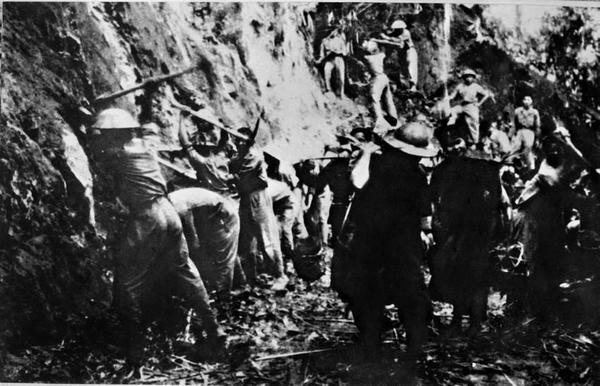 Los soldados y pobladores de las minorías étnicas del noroeste atravesaron montañas y construyeron carreteras hacia el campo de batalla. Foto: V