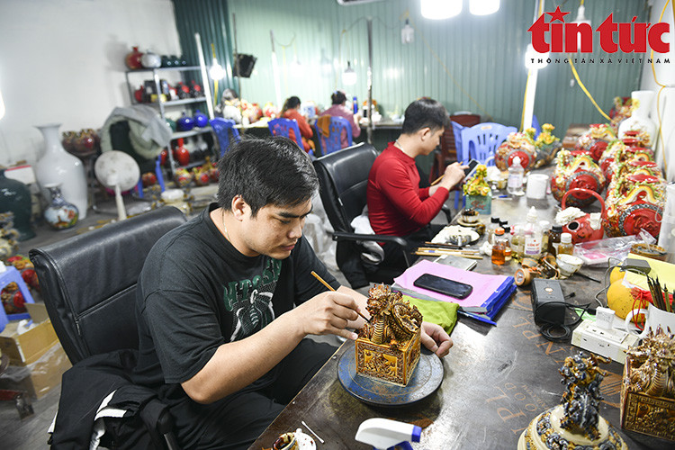 En promedio, cada artesano necesita de 8 a 10 horas de trabajo continuo para producir de 4 a 5 obras.