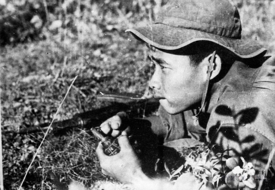 El ejército de liberación a la espera del momento de abrir fuego para atacar la base de Duong De, Tam Ky (provincia de Quang Nam) en la campaña ofensiva estratégica de Hue - Da Nang. Foto: Thanh Thoi – VNA