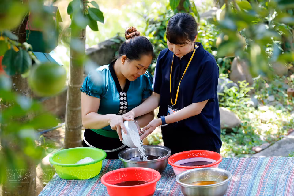 Los pobladores de la etnia Thai tiñen el arroz de cinco colores. Foto: Revista Vietnam