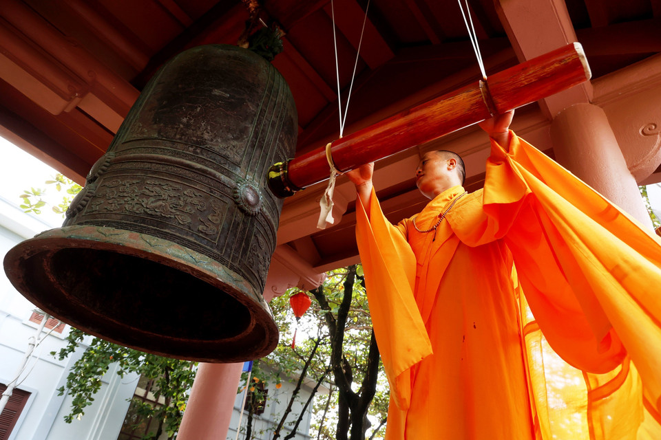 El venerable Thich Nhuan Dat, abad de la pagoda de Truong Sa, toca la campana. Foto: VNA