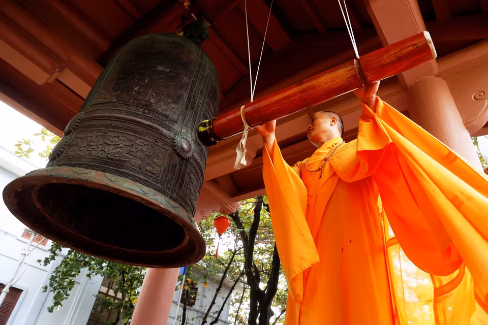 El venerable Thich Nhuan Dat, abad de la pagoda de Truong Sa, toca la campana. Foto: VNA