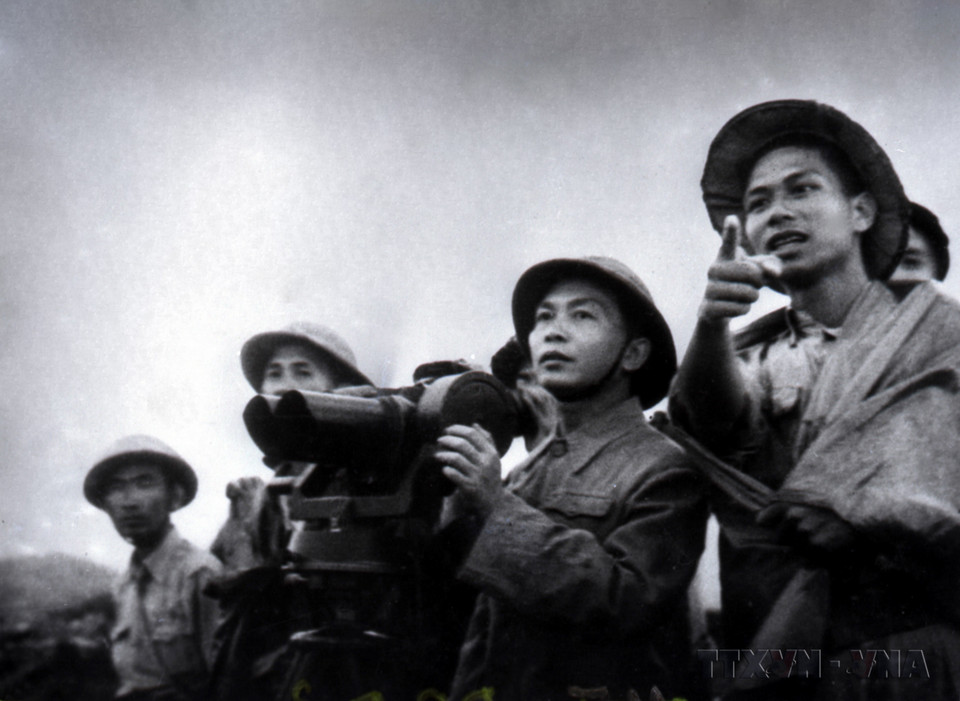 El General Vo Nguyen Giap observa el campo de batalla de Dien Bien Phu el 3 de enero, por última vez, antes de dar la orden de abrir fuego. Foto: archivos de la VNA