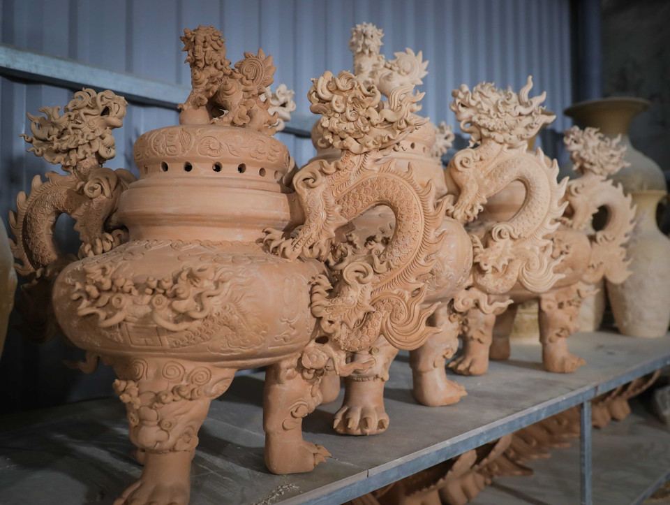 Después de darles forma, los productos cerámicos del quemador de incienso en forma de dragón se dejan secar en un lugar fresco. Foto: VNA
