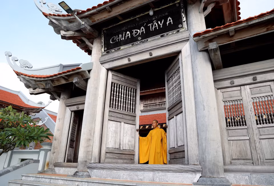 La puerta de tres entradas de la pagoda Da Tay. Foto: VNA