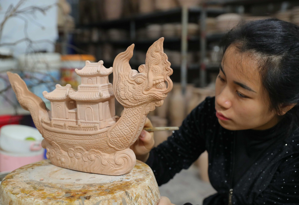 El espécimen de cerámica "Ngu Long Khanh Hoi" toma la idea del rey Ly Cong Uan montando un barco dragón para contemplar el paisaje de las montañas de Dai Viet. Foto: VNA