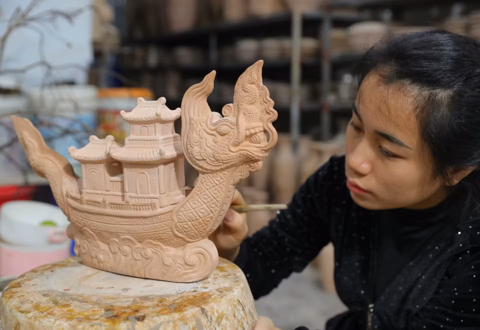 El espécimen de cerámica "Ngu Long Khanh Hoi" toma la idea del rey Ly Cong Uan montando un barco dragón para contemplar el paisaje de las montañas de Dai Viet. Foto: VNA