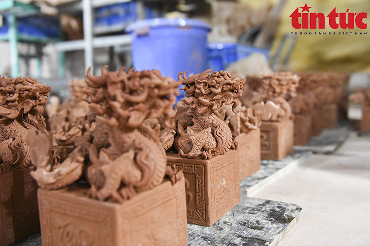 El producto llamado "Huella de Dragón Sagrado", fue hecho por cinco trabajadores, quienes se encargaron de todas las etapas de la elaboración desde la creación, el moldeado hasta el dibujo de motivos. 