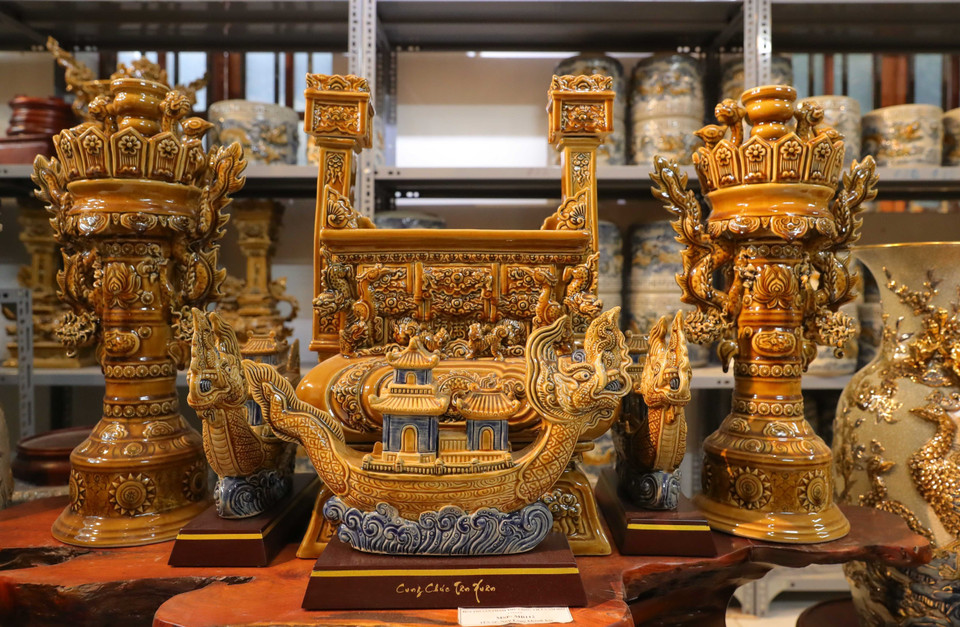 Los productos cerámicos de Bat Trang son lujosos y sofisticados, con meticulosos patrones pintados a mano, esmalte brillante, fáciles de limpiar y no manchan. Foto: VNA