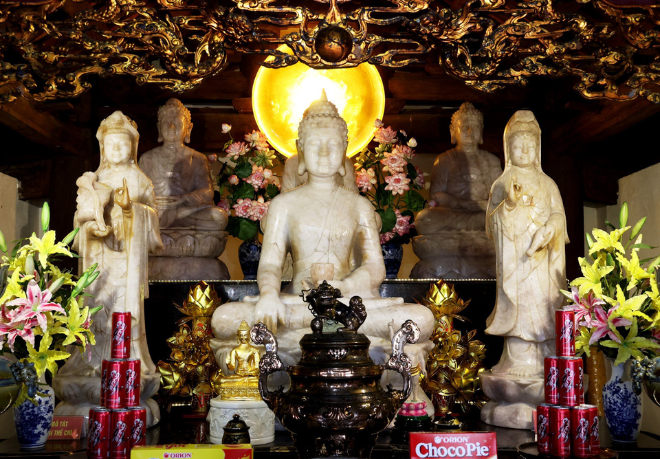 El altar de las estatuas de Buda en la sala principal de la pagoda. Foto: VNA