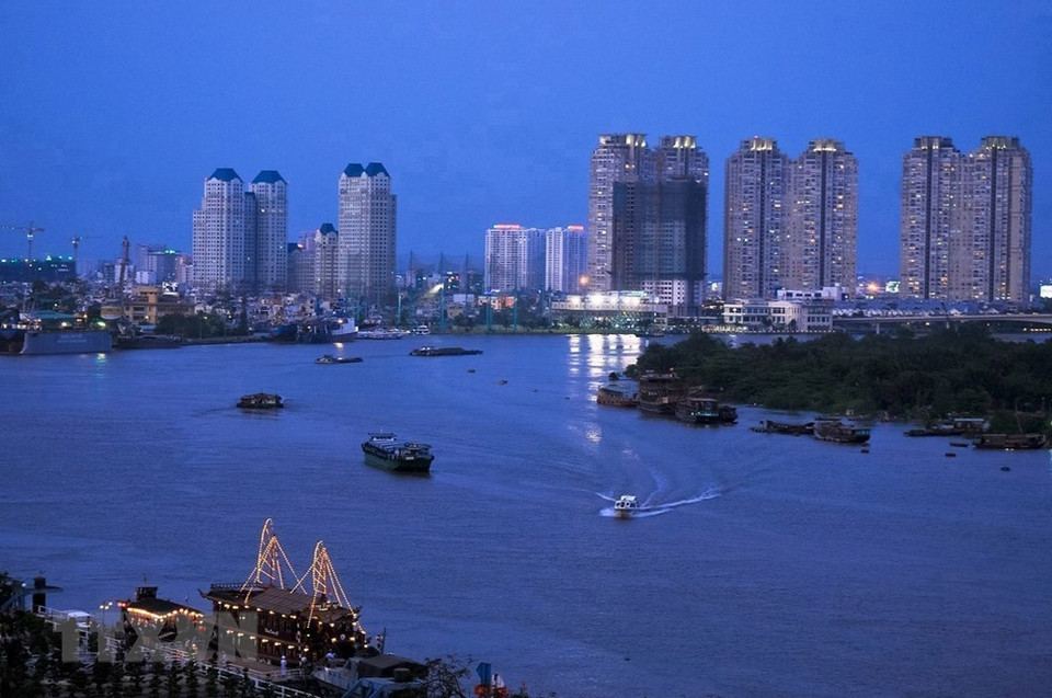 La ciudad de Ho Chi Minh cuenta con el más importante centro industrial y económico de Vietnam. Posee grandes empresas con compañías especializadas en tecnología, procesos industriales y electrónica.