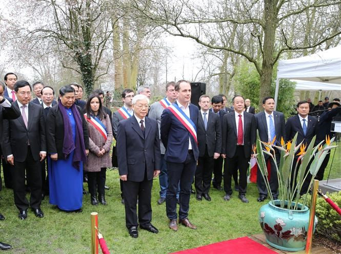 El líder del PCV y la delegación vietnamita de alto rango rinden homenaje al Presidente Ho Chi Minh en la ciudad de Montreuil (Fuente: VNA)