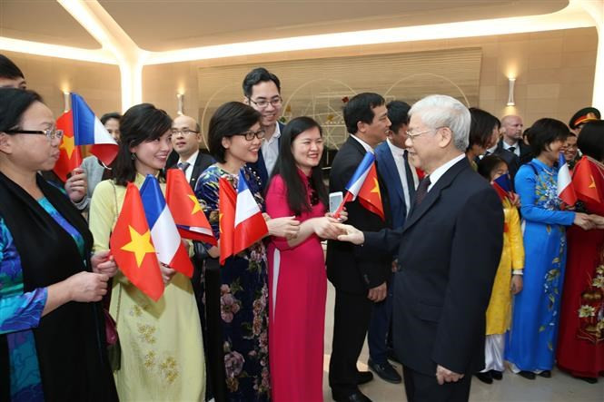 Funcionarios de la Embajada de Vietnam y representantes de la comunidad vietnamita dan la bienvenida a Nguyen Phu Trong (Fuente: VNA)